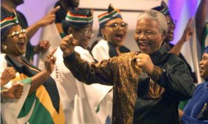 Nelson Mandela celebrando