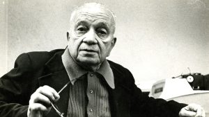 Mário Quintana com uma expressão séria olhando para o fotografo. 