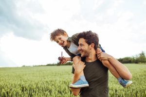 Pai segurando o seu filho em homenagem ao father's day (dia dos pais)