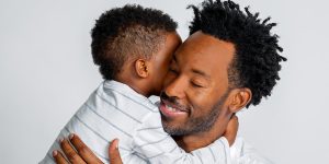 Pai segurando o seu filho em homenagem ao father's day (dia dos pais)