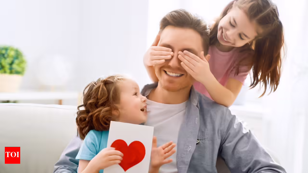 Pai segurando as suas duas filhas em homenagem ao father's day (dia dos pais)